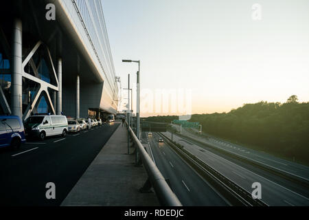 FRANKFURT, Deutschland - Apr 6, 2015: The Squaire Gebäude, Teil der Internationalen Flughafen Frankfurt mit dem Auto und Taxi am Eingang Türen geparkt Stockfoto