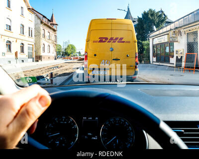 FRANKFURT, Deutschland - 17.April 2018: Fahrer sicht auf die strassenlage Lenkrad mit dem Fahren vor DHL Deutsche Post Lieferung van - Paketversand Stockfoto