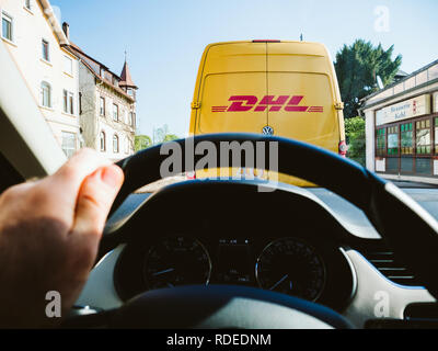 FRANKFURT, Deutschland - 17.April 2018: Fahrer sicht auf die strassenlage Lenkrad mit dem Fahren vor DHL Deutsche Post Lieferung van - Paketversand Stockfoto