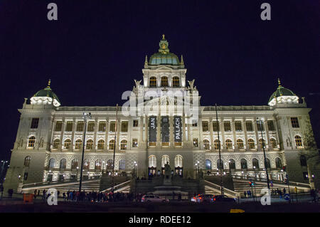 Schwarze Fahnen zum Gedenken an den verstorbenen Studenten Jan Palach mit seinem Namen und seiner Silhouette hängen am Gebäude des Nationalmuseums in Prag, Tschechische Republik, Wedn Stockfoto