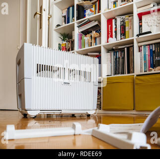 PARIS, Frankreich, 14.April 2014: Auspacken des neuen modernen Venta Luftbefeuchter und Luftreiniger in einem von Venta Luftwascher GmbH im Wohnzimmer - Low Angle View Installation der Kunststoffteile Stockfoto