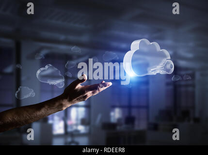In der Nähe des Geschäftsmannes Hände sichtbar Glas cloud computing Konzept. Mixed Media Stockfoto
