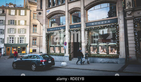 Basel, Schweiz, 25. Dezember 2017: die Leute hinter dem Fenster von einem Juwelier in der historischen Innenstadt auf einem Winter s Tag Stockfoto