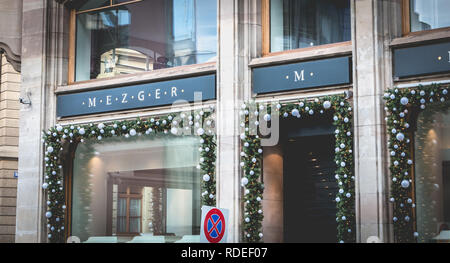 Basel, Schweiz, 25. Dezember 2017: die Leute hinter dem Fenster von einem Juwelier in der historischen Innenstadt auf einem Winter s Tag Stockfoto