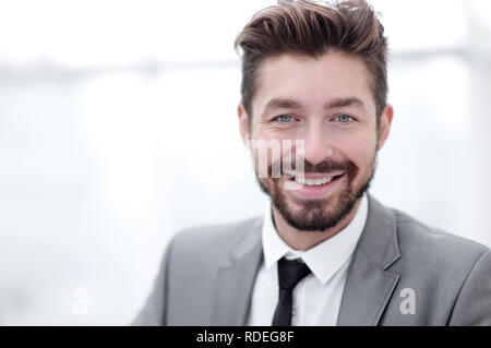 Glücklich, junger Mann in Anzug an Kamera suchen mit toothy Lächeln Stockfoto