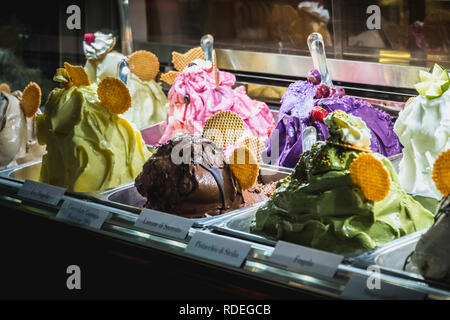 Mailand, Italien - 2 November, 2017: Schaufenster einer italienischen Eisdiele in der historischen Innenstadt in der Nacht auf einen Tag fallen Stockfoto