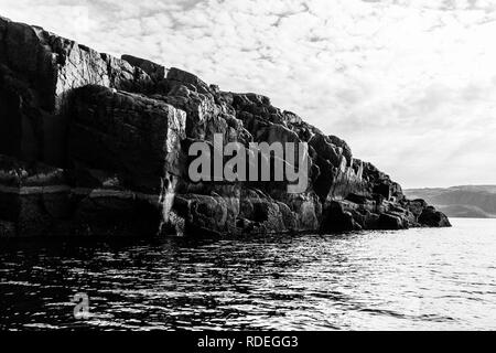 Schwarze und weiße Blick auf Küste der Barentssee im Norden polar Sommer. Arktischen Ozean, Halbinsel Kola, Russland Stockfoto