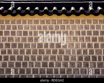Traditionelle koreanische Architektur, Steinmauer in Gyeongbokgung Palast, Seoul, Südkorea. Stockfoto