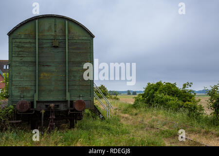 Alten Waggon auf einer Wiese Stockfoto