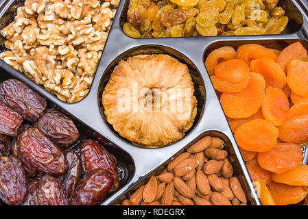 Getrocknete Früchte und Nüsse Set von getrockneten Früchten und Nüssen bis Stockfoto