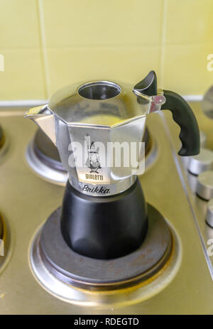 Bialettti Brikka Espresso Moka Topf auf einen elektrischen Herd Stockfoto