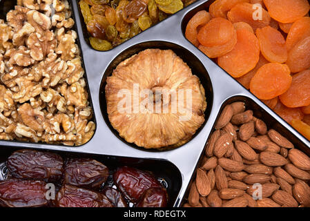 Getrocknete Früchte und Nüsse Set von getrockneten Früchten und Nüssen bis Stockfoto