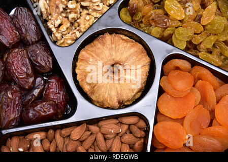 Getrocknete Früchte und Nüsse Set von getrockneten Früchten und Nüssen bis Stockfoto
