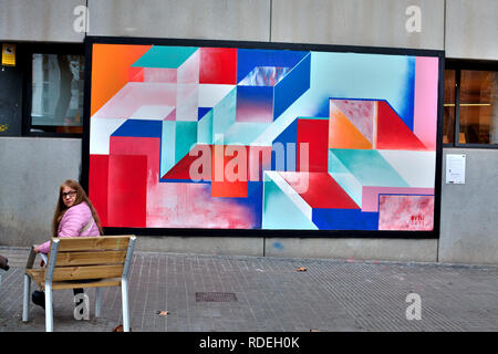 "Kunstwerk" auf dem Display auf der Straße, Barcelona. Stockfoto