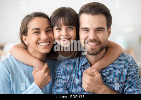 Glückliche Familie von drei Papa Mama und Tochter portrait Stockfoto