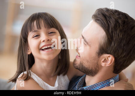 Adorable kid Mädchen lachend an Kamera umarmt glücklich Fett suchen Stockfoto