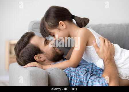 Süße kleine Mädchen zärtlich berühren Nasen mit Happy dad Stockfoto