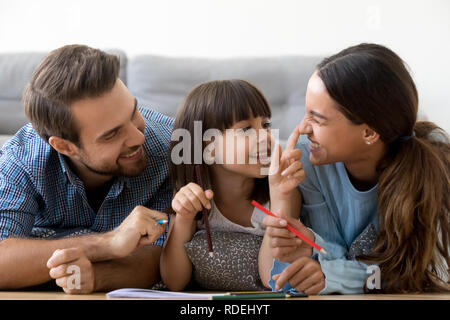 Niedliche kind Mädchen genießen Spielen zeichnen Spaß mit Eltern Stockfoto