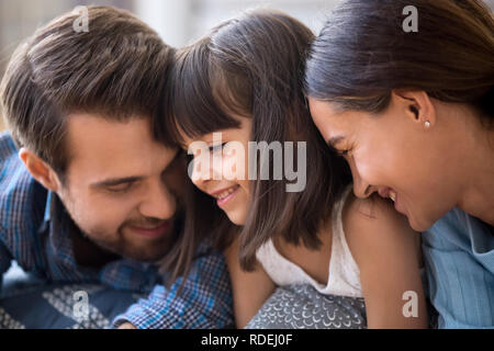 Liebevolle Familie Eltern und niedlichen Kind Tochter Verkleben neigen Stockfoto