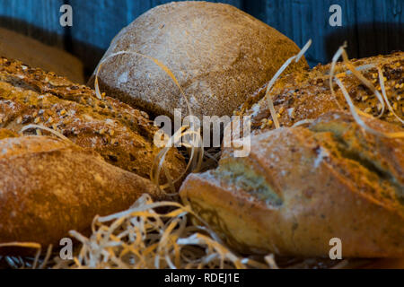 In der Nähe von Artisan Brot in einem Korb Stockfoto