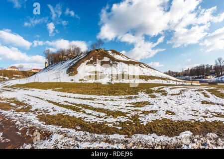 Eine riesige schneebedeckte Berg an einem sonnigen Wintertag Stockfoto