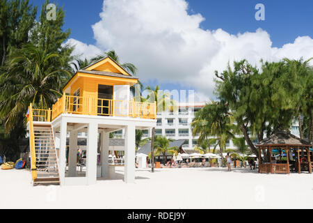 Funkelnde gelbe lifeguard Station im Sandals Beach Resort Barbados Stockfoto