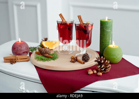 Glühwein, gewürzt mit Gewürzen in Glas und Orangen Stockfoto