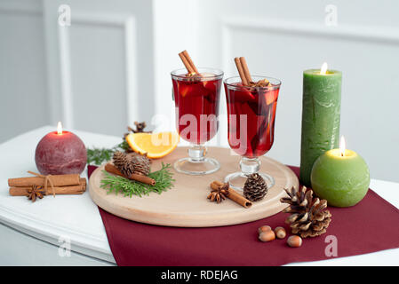 Glühwein, gewürzt mit Gewürzen in Glas und Orangen Stockfoto