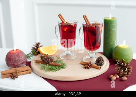 Glühwein, gewürzt mit Gewürzen in Glas und Orangen Stockfoto