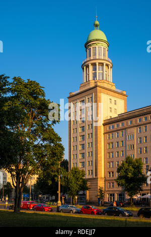 Berlin, Berlin/Deutschland - 2018/07/30: Panoramablick auf das Frankfurter Tor Türme - Frankfurter Tor - Hauptplatz im friedrichshein Quartal Stockfoto