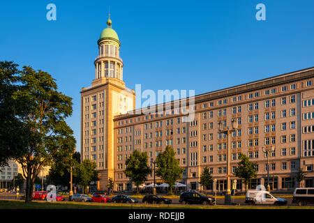 Berlin, Berlin/Deutschland - 2018/07/30: Panoramablick auf das Frankfurter Tor Türme - Frankfurter Tor - Hauptplatz im friedrichshein Quartal Stockfoto