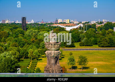 Berlin, Berlin/Deutschland - 2018/07/31: Panoramablick auf die GROSER Tiergarten mit modernen Haus der Kulturen der Welt Stockfoto