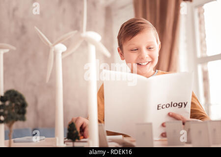 Blue-eyed lächelnde junge Gefühl glücklich nach Erhalt hervorragende Markierung Stockfoto