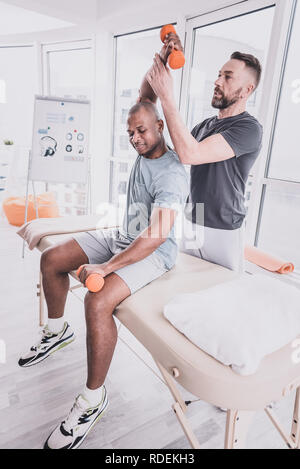 Aufmerksame bärtiger junger Mann seine geduldige Unterstützung Stockfoto