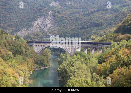 Diesel Zug am Salcano (ganz Solkan) Brücke, Slowenien Stockfoto