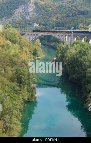 Diesel Zug am Salcano (ganz Solkan) Brücke, Slowenien Stockfoto