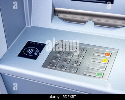 Neue moderne ATM Bankangestellter automatische Bank Maschine mit berührungsloser Zeichen neben der Tastatur Tastatur Tasten aus rostfreiem Stahl Stockfoto