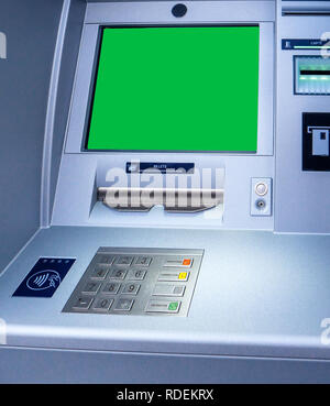 Neue moderne ATM Bankangestellter automatische Bank Maschine mit berührungsloser Zeichen neben der Tastatur Tastatur Tasten aus rostfreiem Edelstahl und grünen Chroma Key Display überwachen. Stockfoto