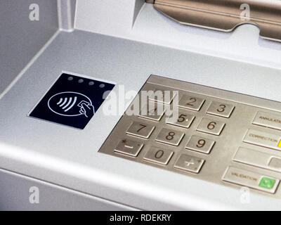 Neue moderne ATM Bankangestellter automatische Bank Maschine mit berührungsloser Zeichen neben der Tastatur Tastatur Tasten aus Edelstahl - Makro Nahaufnahme Stockfoto
