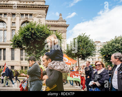 Straßburg, Frankreich - May 12, 2018: Die große Masse während einer Französischen landesweiten Tag des Protestes gegen die Reform des Arbeitsmarkts von Emmanuel Längestrich Regierung vorgeschlagen, Stockfoto