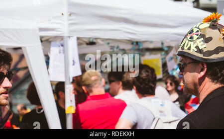 Straßburg, Frankreich - 5. Mai 2018: Menschen, die eine Partei protest Fete ein längestrich Partei für längestrich - Mann mit militärischen Helm ohne NUKE Text und Blumen Stockfoto