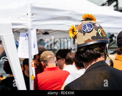 Straßburg, Frankreich - 5. Mai 2018: Menschen, die eine Partei protest Fete ein längestrich Partei für längestrich - Mann mit militärischen Helm mit Pazifistischen unterzeichnen und Blumen Stockfoto