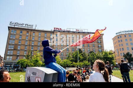 Straßburg, Frankreich - 5. Mai 2018: Menschen, die eine Partei protest Fete ein längestrich vor Gare de Strasbourg - Junge mit anonymen Maske wehenden kommunistischen Flagge Stockfoto