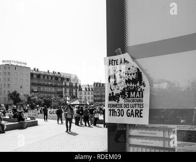 Straßburg, Frankreich - 5. Mai 2018: Menschen, die eine Partei protest Fete ein längestrich vor Gare de Strasbourg Plakat Aufruf zur Partei Stockfoto