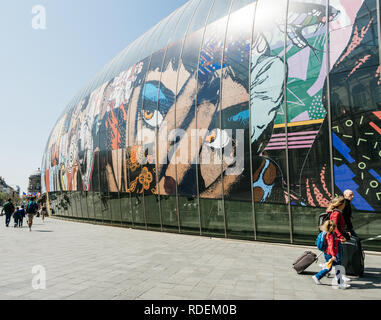 Straßburg, Frankreich - 5. Mai 2018: Modernes Gebäude von Gare de Strasbourg an einem warmen Frühlingstag mit pendler vor der Glasfassade. Stockfoto