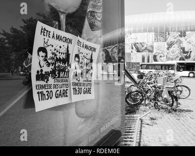 Straßburg, Frankreich - 5. Mai 2018: Menschen, die eine Partei protest Fete ein längestrich vor Gare de Strasbourg Plakat Aufruf zur Partei Stockfoto