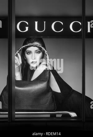 Fenster eines Gucci outlet. Die luxusgüter Umsatz 20% -22% im Festland China wachsen in 2018, t mindestens eine Verdoppelung der Wachstumsrate der irgendwo anders gesehen. Stockfoto