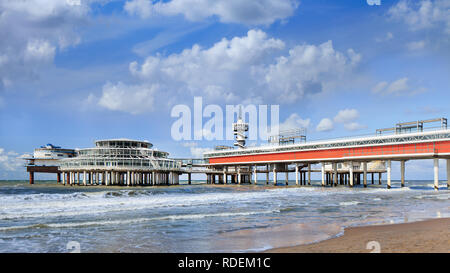 Der Pier an einem Sommertag mit dramatischen Wolken. 1959 eröffnet wurde, werden die aktuellen Pier ist der zweite in Scheveningen. Stockfoto