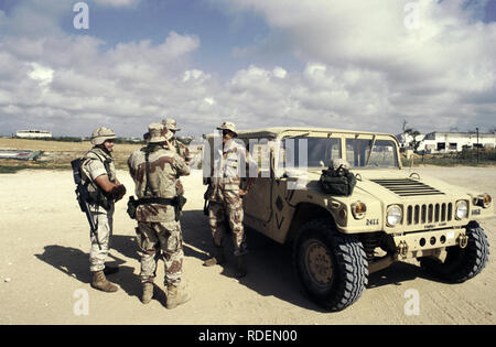 12. Oktober 1993 eine Gruppe von US-Soldaten stehen neben einem Humvee in der unosom Hauptsitz Compound in Mogadischu, Somalia. Stockfoto