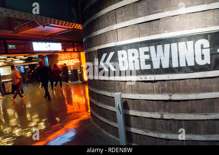 Besucher Blick auf Displays im Guinness Storehouse Brauerei in Dublin, Irland, 15. Jan 2019. Stockfoto